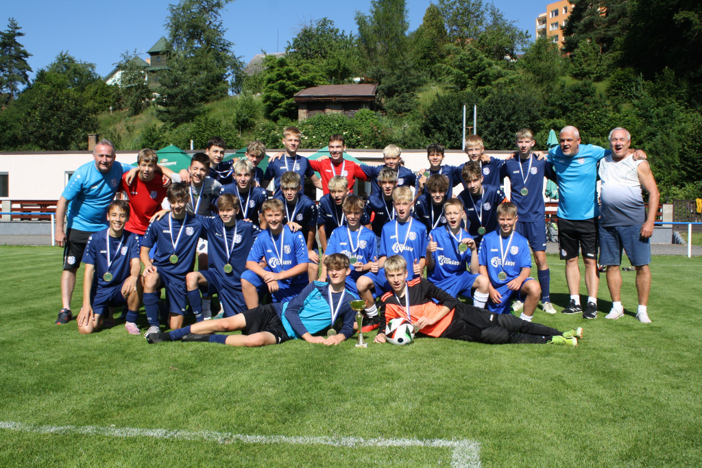 Předávání poháru za vítězství U15 v 1.A třídě zástupcem KFS 8.6.2024